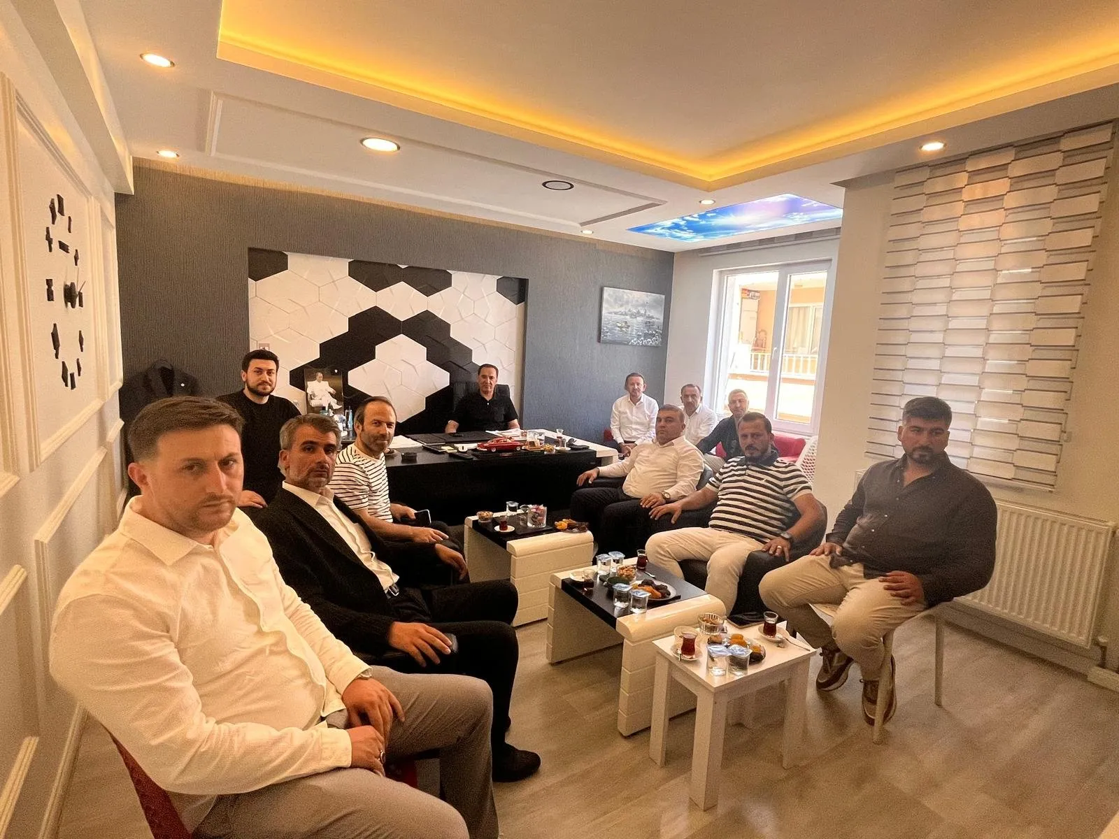 Samsun İnşaatçılar ve Müteahhitler Derneği (SİMDER) olarak, Başkan Yardımcımız Necmettin Uçan’ı Vezirköprü’de bulunan iş yerinde ziyaret ettik.